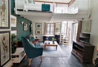 The Lookout Loft, stroll to town, loadshedding friendly. allows 18 year olds to book a room