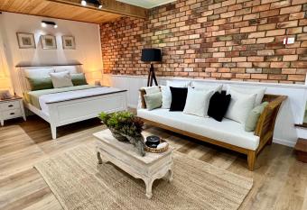 Coastal Retreat: Cosy Studio Suite Near the Shore allows 18 year olds to book a room