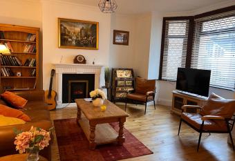 Entire Garden Flat in Hastings Town Centre allows 18 year olds to book a room