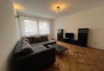 Gro  z  gige Ferienwohnung mit Terrasse in der Innenstadt allows 18 year olds to book a room