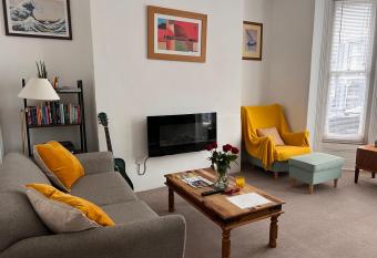 Lovely - 1 Bedroom Flat in Hastings Town Centre allows 18 year olds to book a room