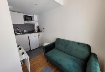 2G- Studio tout   quip   avec cuisine proche Paris allows 18 year olds to book a room