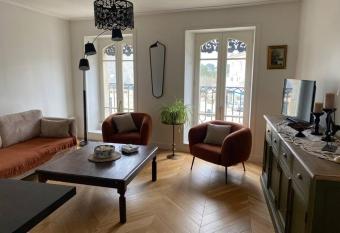 Appartement Centre Bourg de Carnac 6 pers allows 18 year olds to book a room