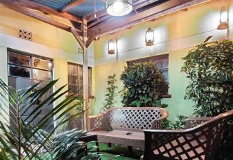 East wind gated 3br with WiFi and private parking allows 18 year olds to book a room