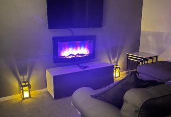 Modern chic maisonette, Addlestone has Balcony rooms