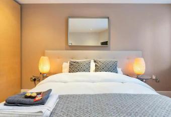 Cosy and modern Bedroom in the heart of Dublin has Balcony rooms