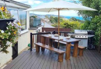 3 bedroom bungalow, Sea Views, private hot tub and gardens has Balcony rooms