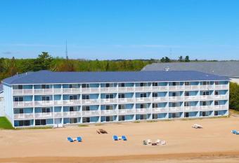 Grand Mackinaw Beachfront and Waterpark has Balcony rooms
