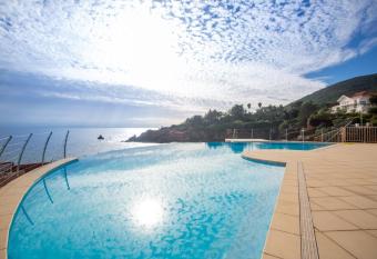 Les pieds dans l eau has Balcony rooms