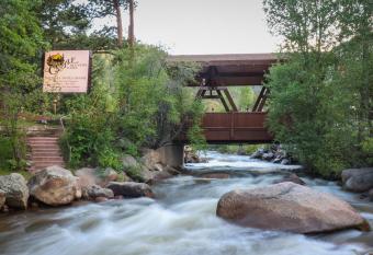 Castle Mountain Lodge has Balcony rooms