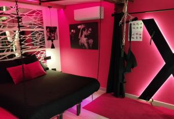 Rom  ntico allows 18 year olds to book a room