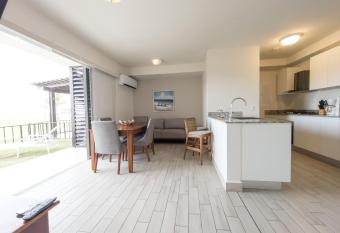 Cozy haven ocean view 2 bedrooms apartment has Smoking/Balcony rooms