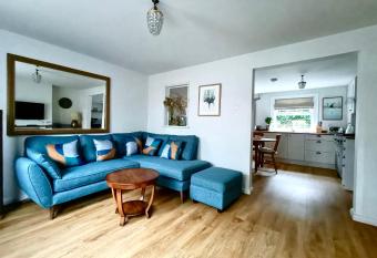 Welcoming 2 bed townhouse near town centre & beach has Balcony rooms