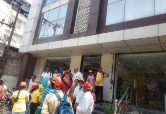 SHRI KRISHNA UDUPI JUNCTION has rooms with a private hot tub