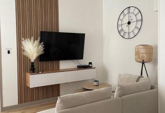 Charmant appartement avec terrasse et parking - Centre ville has Balcony rooms