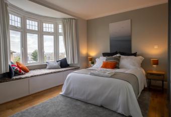 Entire home in Streatham with lovely views & ultra fast Wi-Fi allows 18 year olds to book a room