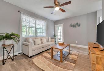 The Jungle Oasis, Luxury 4b 2b Home in top location allows 18 year olds to book a room