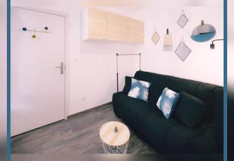 Charmant petit studio tout   quip   allows 18 year olds to book a room