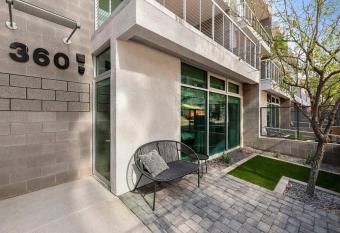 Tempe Lofty Studios has rooms with a private hot tub