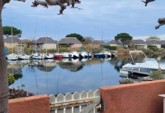 Charmante Maison de p  cheur allows 18 year olds to book a room