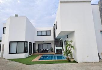 Alojamiento en Samborond  n has Balcony rooms