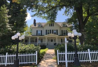 Love Lane Bed & Breakfast has Balcony rooms