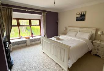 Taylors Hill Luxury Guest House allows 18 year olds to book a room