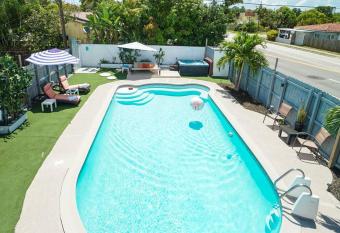 Outdoor Oasis Center of Ft Lauderdale has rooms with a private hot tub