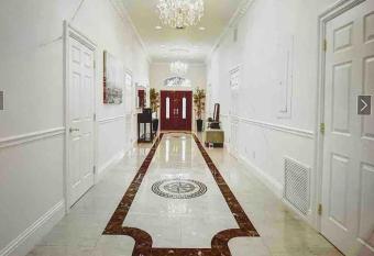 Luxury and elegance (Private Pool & Large Hot Tub/Spa) Beach 1mi has Balcony rooms