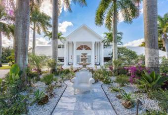 Villa Amore Luxurious Private 3 Acre Estate in Delray, Beach FL has rooms with a private hot tub