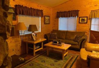 Lily Bear Cabin has Balcony rooms