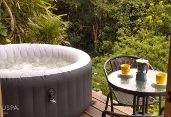 Domo Jacuzzi con vista al Ca    n del Chicamocha has rooms with a private hot tub