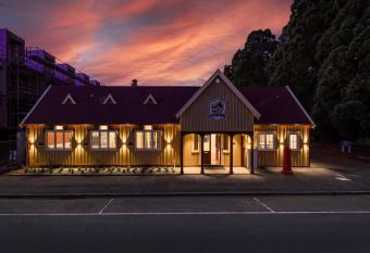 Hardy Street School House allows 18 year olds to book a room