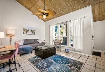 Walk to Jacksonville Beach, 10min to Mayo allows 18 year olds to book a room