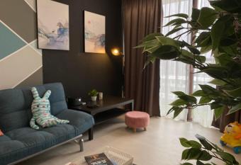 New Cozy 3 Bedrooms Condo with Netflix Projector @ Cyberjaya near KLIA PICC has Balcony rooms