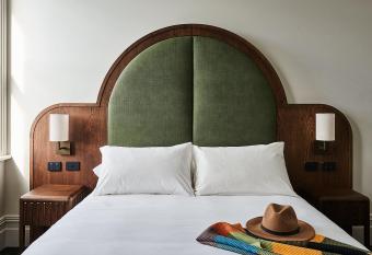 Portarlington Grand Hotel has Balcony rooms