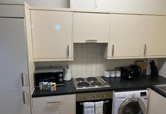 Spacious Apartment Coventry - With View of Canal allows 18 year olds to book a room