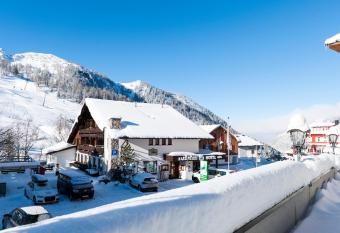 Hotel Falknerei Galina has Balcony rooms