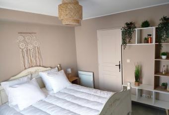 Chambre priv  e has Balcony rooms