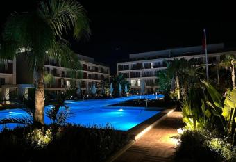 Long Beach Holiday Resort studio apartment A5 allows 18 year olds to book a room