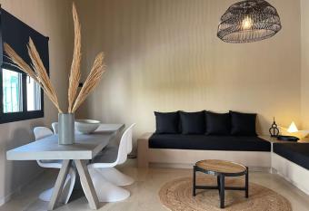 Traditional Cosy Home has Balcony rooms