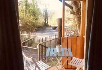 Relax in the unique and cosy Off-grid Eco Shepherd s hut Between Heaven and Earth has Balcony rooms