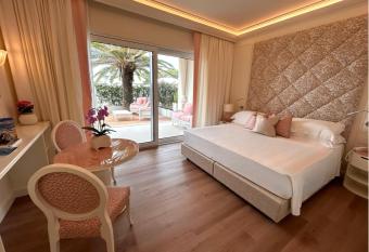 Riviera Resort Hotel has rooms with a private hot tub