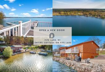 3 Units on Fife Lake with Hot Tub-Sleeps 18 has rooms with a private hot tub