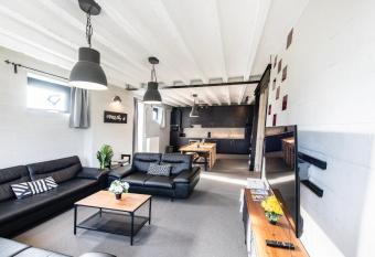 Groepsvakantie, familie accommodatie  has rooms with a private hot tub