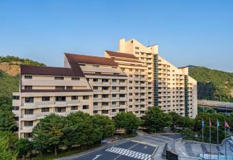 Swiss Grand Hotel Seoul & Grand Suite has rooms with a private hot tub