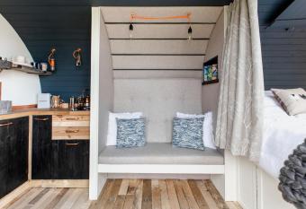 Raffer Yem - Remote Off-Grid Eco Cabin has Balcony rooms