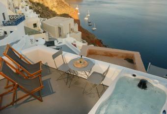 Dream Cave Oia maisonette for 4 persons by MPS has rooms with a private hot tub
