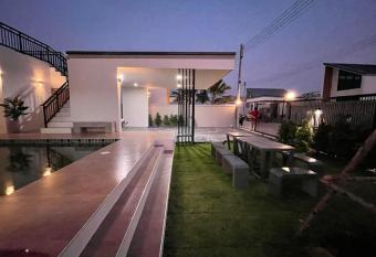 The connect pool villa              has rooms with a private hot tub