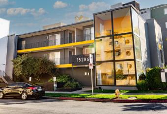 Studio Apartment in Sherman Oaks + Parking has Balcony rooms